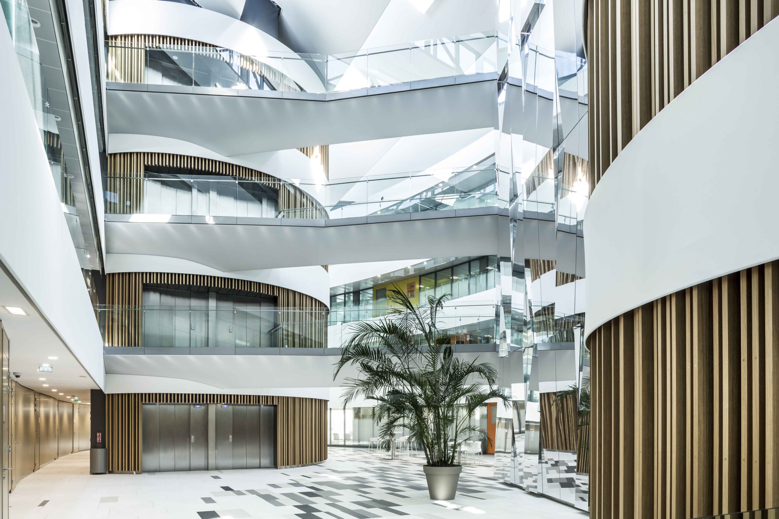 Ascenseur vitré dans un bâtiment professionnel