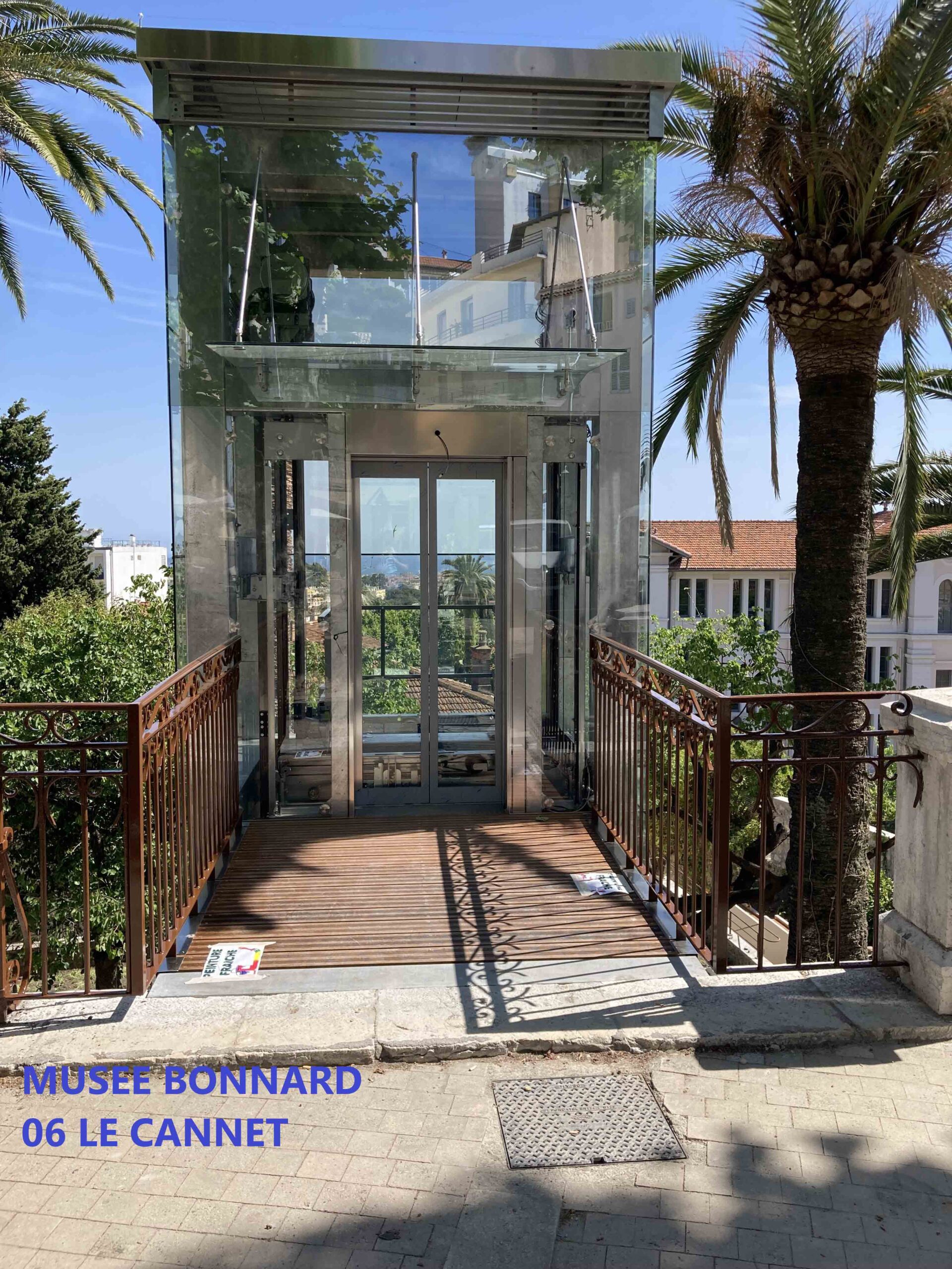 Musée Bonnard Le cannet, desserte via la place Bellevue avec restructuration d’un jardin méditerranéen ancien situé en dessous pour en faire une placette moderne avec un ascenseur pour relier les deux endroits situés à 10 mètres de décalage