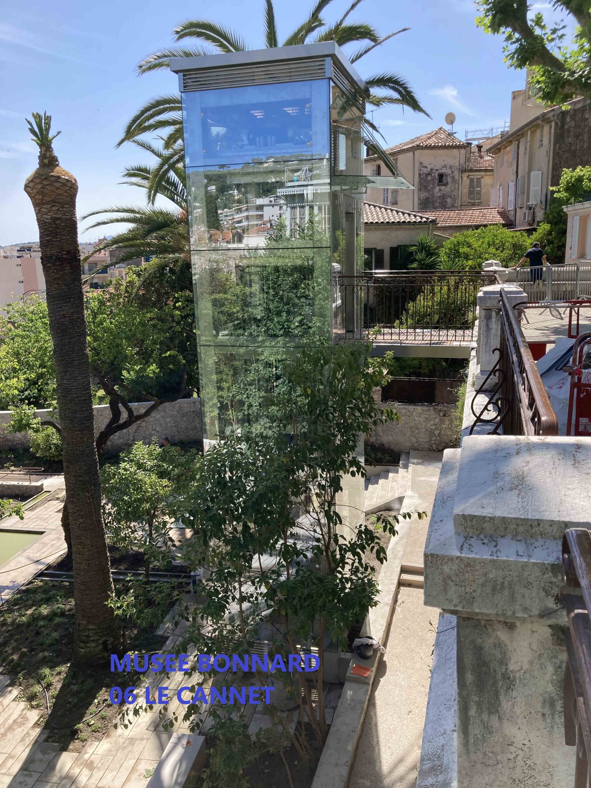 Musée Bonnard Le cannet, desserte via la place Bellevue avec restructuration d’un jardin méditerranéen ancien situé en dessous pour en faire une placette moderne avec un ascenseur pour relier les deux endroits situés à 10 mètres de décalage