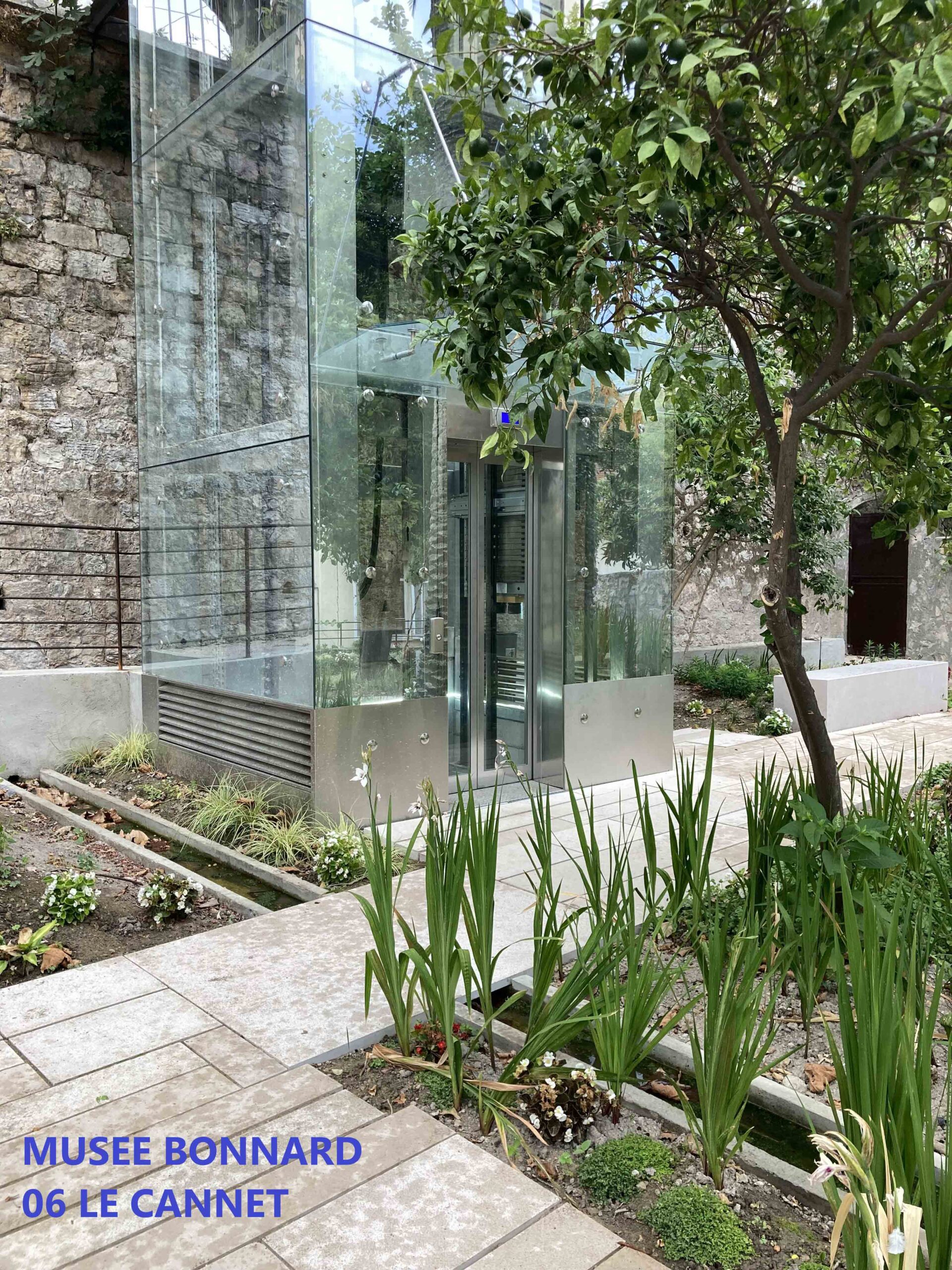 Musée Bonnard Le cannet, desserte via la place Bellevue avec restructuration d’un jardin méditerranéen ancien situé en dessous pour en faire une placette moderne avec un ascenseur pour relier les deux endroits situés à 10 mètres de décalage