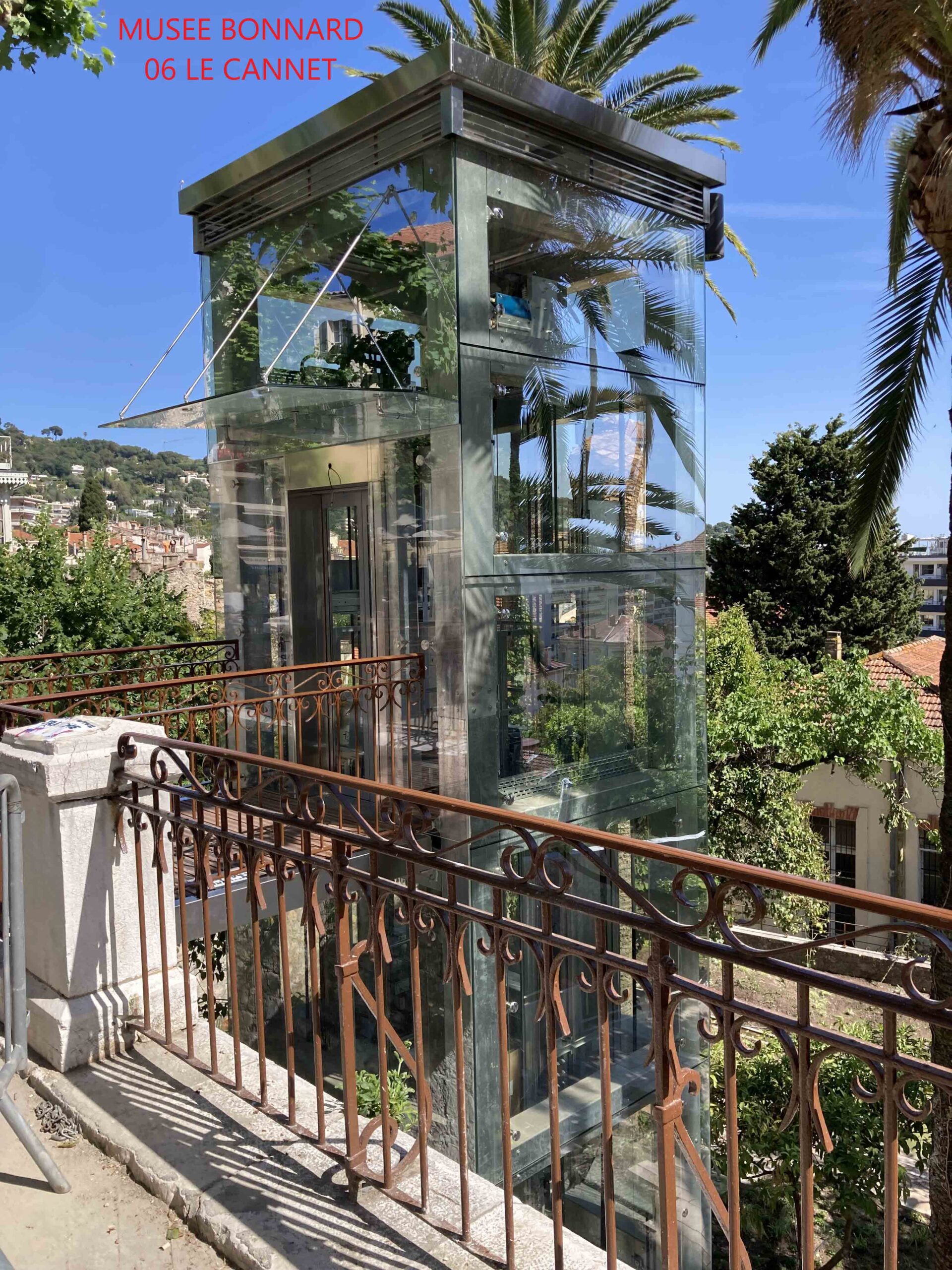 Musée Bonnard Le cannet, desserte via la place Bellevue avec restructuration d’un jardin méditerranéen ancien situé en dessous pour en faire une placette moderne avec un ascenseur pour relier les deux endroits situés à 10 mètres de décalage