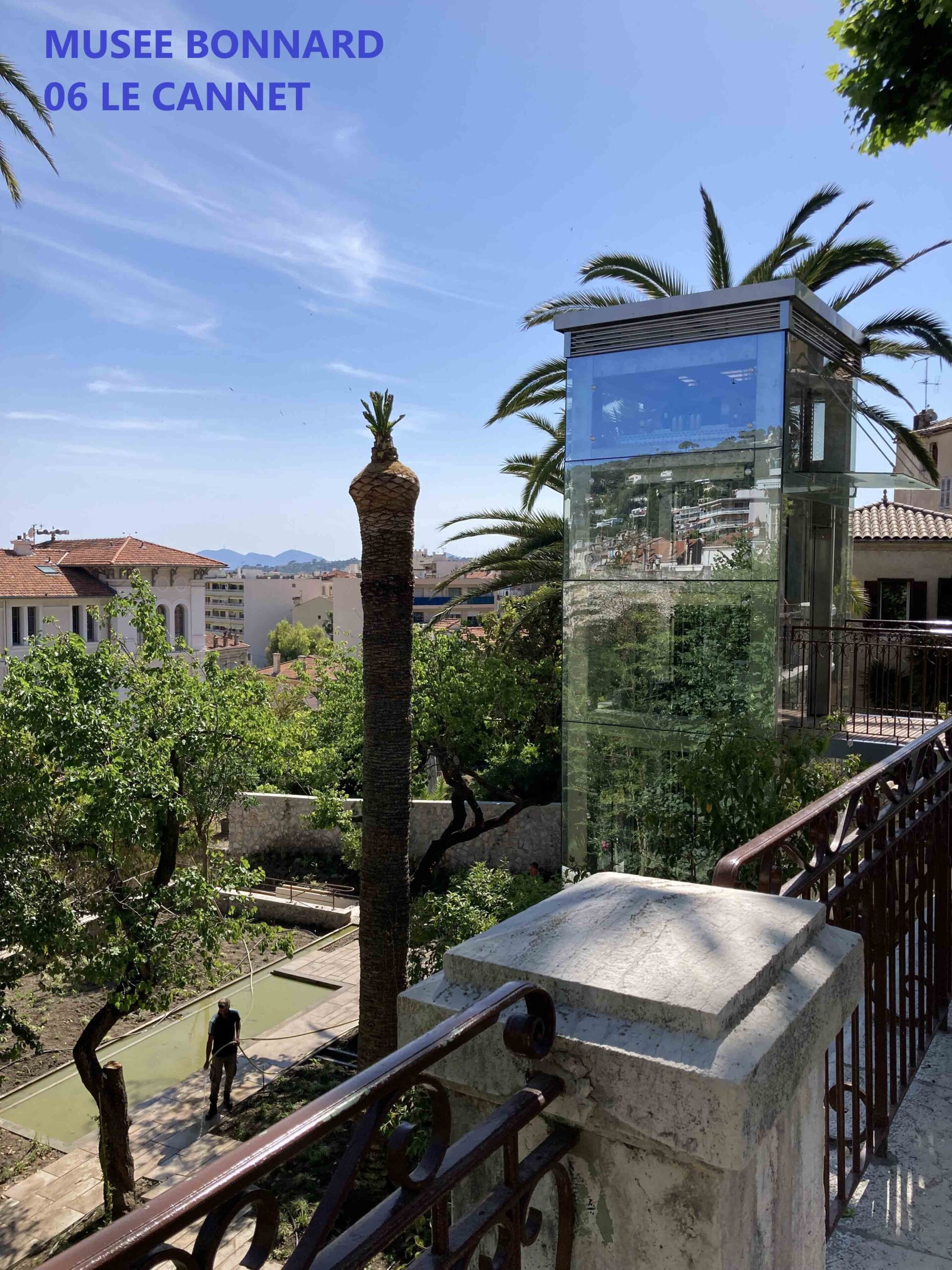 Musée Bonnard Le cannet, desserte via la place Bellevue avec restructuration d’un jardin méditerranéen ancien situé en dessous pour en faire une placette moderne avec un ascenseur pour relier les deux endroits situés à 10 mètres de décalage